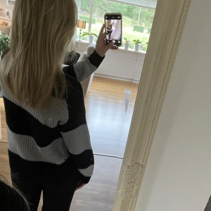 Stickad tröja  - En grå och svart randig stickad tröja ifrån zalando💗 Aldrig använd och prislappen sitter kvar. Skriv till mig vid intresse😇