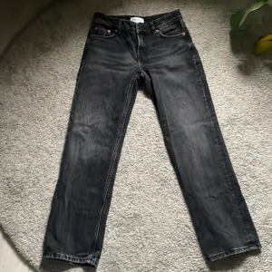 Lågmidjade jeans - Säljer mina lågmidjade zara jeans med raka ben för att det blivit för små. Använda ett fåtal gånger och är i bra skick🐚köpte för ca 250 i butik och säljer dem nu för 100 kr + frakt🐚 är i storlek 34 men de är hyfsat små så skulle nog säga mer likt 32🐚