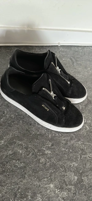 Arigato skor - Säljer mina arigatos då de inte kommer till användning längre. Använd typ 4 gånger och dem är jätte rena och fina i nytt skick. Paket och tags/stickers medföljer. 1500 vid snabbaffär