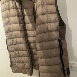 Stone Island Väst - Fint skick, hang tag e lös. 8/10 Kvitto finns