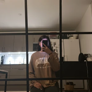 Oversized långärmad  - Beige oversized långärmad med tryck på