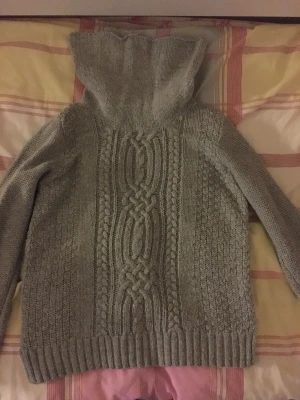Autumn/summer clothes - Autumn/summer sweaters. 150 SEK for each or 300 SEK for all items. Good shape, barely used.