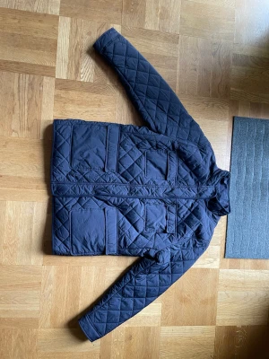 Vårjacka - Tunt vadderad vårjacka aldrig använd