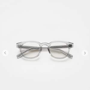 Splitternya glasögon från Chimi, modell 01 optic grey  De är perfekta om du vill sätta in optiska glas  Kommer med fodral och en påse för glasögonen  Ordinarie pris 1250kr 
