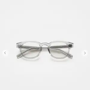 Splitternya glasögon från Chimi, modell 01 optic grey  De är perfekta om du vill sätta in optiska glas  Kommer med fodral och en påse för glasögonen  Ordinarie pris 1250kr 