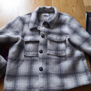 Jacka - Flerfärgad jacka säljes.