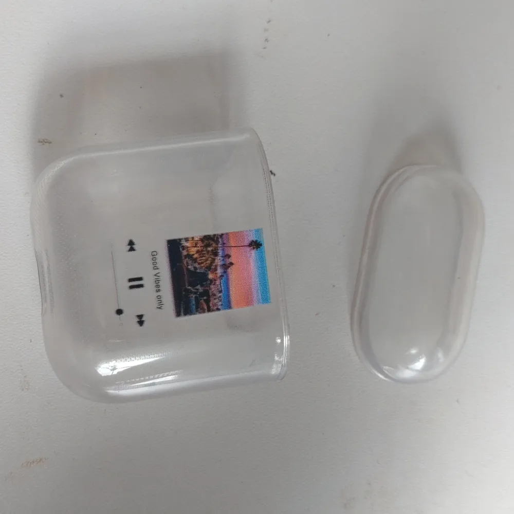 Tre AirPods skal som knappt är använda. 20 kronor styck💕. Övrigt.