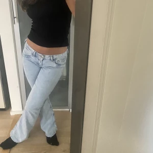 Low waist jeans  - Säljer dessa Bootcut low wasit jeansen från hm. Nästan helt oanvända! 