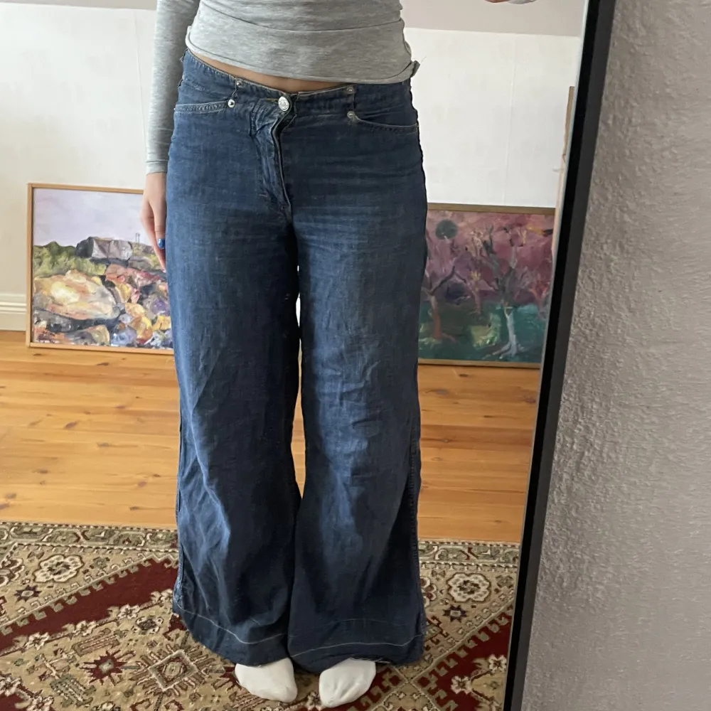 jeans som är vida i benen med tighta upptill!. Jeans & Byxor.