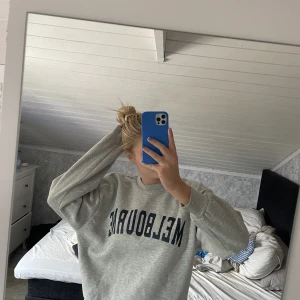 Sweatshirt - En grå sweatshirt från Gina tricot med tryck ”melbourne”. Tröjan är i ett mycket fint skick.