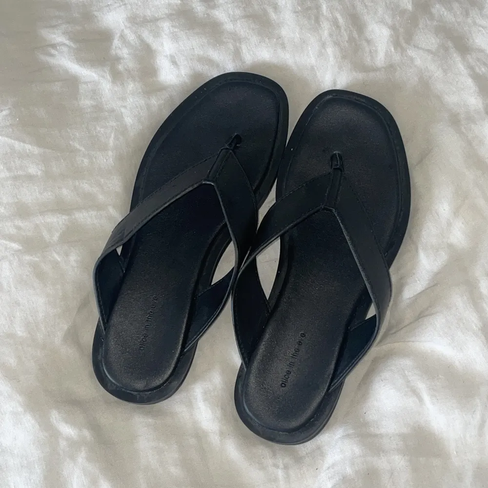 Svarta platta sandaler köpta i Australien! Helt oanvända<3. Skor.