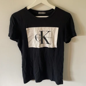 Calvin Klein t-shirt - Svart Calvin Klein t-shirt i storlek small. Supersnygg och inte sliten❤️