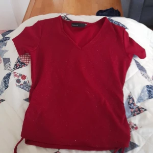 Röd t-shirt - En röd glittrig t-shirt stl 38/40