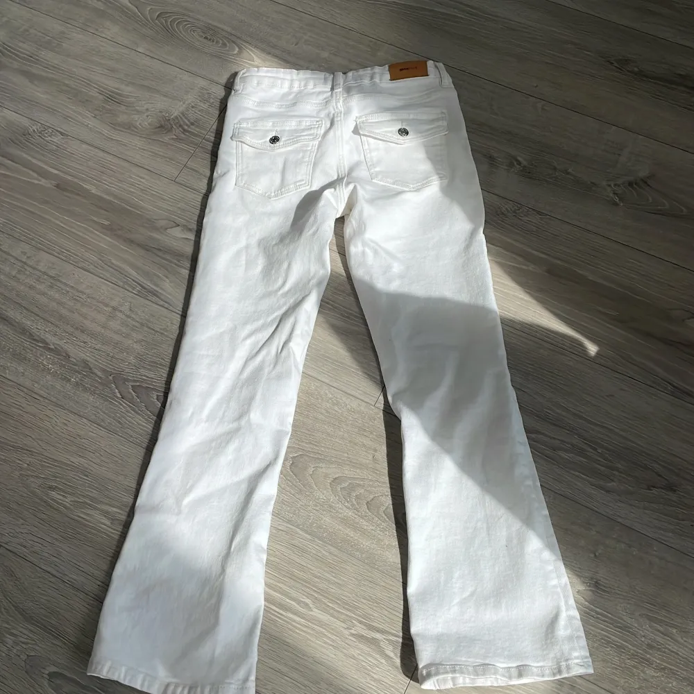 Ett par vita jeans med ett par fickor där bak,har aldrig använt dem!!. Jeans & Byxor.