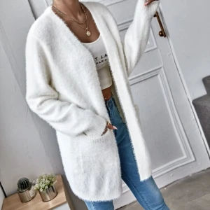 Fkuffig kofta  - Bekväm fluffig kofta i vitt. Otroligt skön och varm. Använt fåtal gånger och är felfri. 