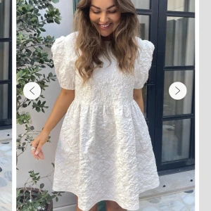 Klänning byic - Såå fin klänning från ByIc💗💗 Aldrig använd. Köptes till studenten men valde en annan klänning tillslut och kunde inte skicka tbx denna då. Storlek S 💕💕nypris 750kr