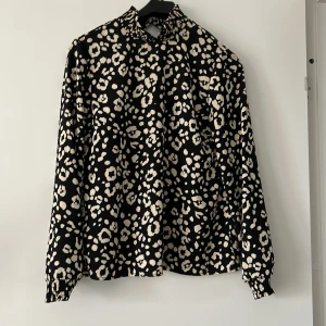 Blus - Super fin blus från pieces använd en gång. Storlek xs