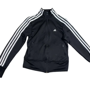 2 st adidas tröjor - Två fina adidas tröjor i mycket gott skick. Passar båda könen. Säljes tillsammans.