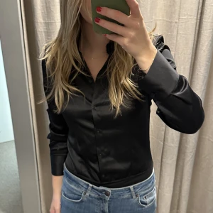 Svart satinbody🖤 - Svart body i satin från zara. Skjorta med axelvaddar! 