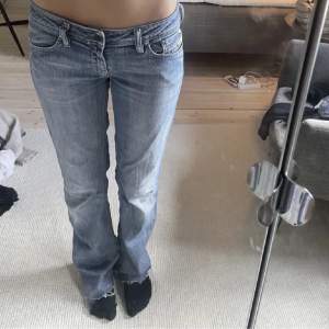 Lågmidjade disel jeans, midjemått rakt över 42cm, innerbensmåttet 80cm. Köp direkt för 450kr plus frakt💗