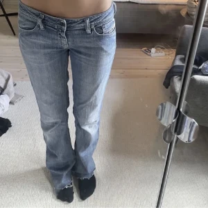 Lågmidjade disel jeans - Lågmidjade disel jeans, midjemått rakt över 42cm, innerbensmåttet 80cm. Köp direkt för 450kr plus frakt💗