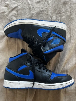 Jordan 1 mid hyper royal EU 43 - 6/10, har använt de en del men de ser ändå superbra ut! Finns bara några fläckar på framdelen men det syns knappt, måste ta bild på nära håll för att se. 