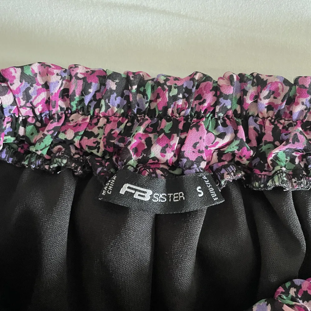 Fin mönstrad kjol som jag köpte för två år sedan, använd fåtal gånger.❤️. Kjolar.
