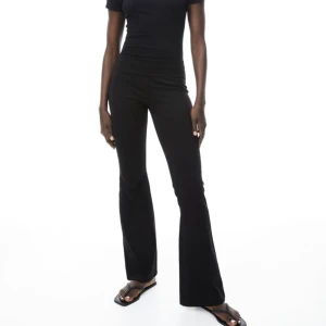 Utsvängda yogapants/leggings  - Aldrig använda storlek S, från hm. Slutsålda 