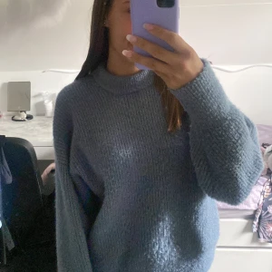 Stickad tröja - Jättefin glittrig gråblå stickad tröja från Gina tricot, använd fåtal gånger. 