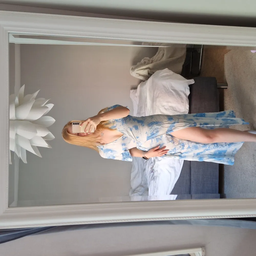 Jätte fin blå vit omlottklänning med knytning i sidan som tyvärr är för liten för mig. . Klänningar.