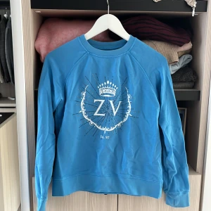 Zadig Tröja - Blå Zadig tröja. Köpt för ca 700 kr och är i fint skick. Men på högra ärmen är det två väldigt små hål. Men de syns inte