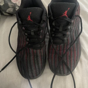 NIKE AIR JORDAN B. FLY BRED CROSS - Har endast användt dessa skor fåtals gånger inomhus.  Basketboll skor  Storlek 40  Kan både användas för tjejer och killar   Priset kan diskuteras 