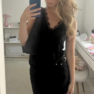 Spetslinne svart  - Spetslinne svart strl S från Lindex, 80kr 