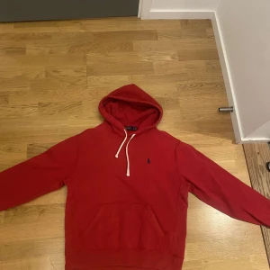 Ralph lauren hoodie - Ralph Lauren Hoodie  Säljer nu min röda ralph lauren hoodie i storlek S! Hoodien passar inte mig längre vilket är därför jag säljer den. Har använts några gånger men har inga märkvärdiga fel och ser ut som en ny👍🏼   Pris 400