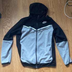 Säljer nu min Nike tech fleece eftersom jag har vuxit ur den. Den har inga hål eller fläckar eller något liknande. Den passar både tjejer och killar. Hela tracksuiten kostar 1000kr. Koftan för 500 och byxorna också för 500kr men pris kan diskuteras. 