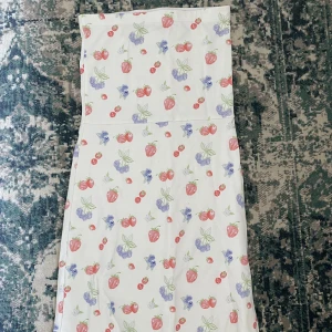 djerf avenue - summer berries  - jätte söt tubdress från djerf avenue! utsåld på deras hemsida (ordinarie pris 899kr) köpt förra sommaren och är i perfekt skick. använt fåtal gånger 🎀