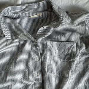 Shorta  - Mysig randig skjorta från lager 157. Aldrig andvänd pga fel stolens inköp. Nypris 150kr  Hör av dig för mer info💋💋💋