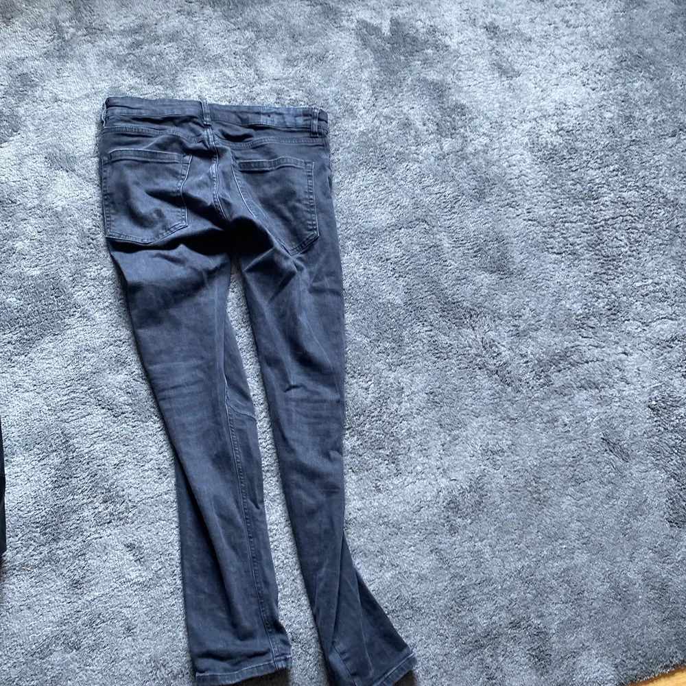 Säljer ett par svarta karve byxor som är för stora för mig , de är i väldigt bra skick och har används än gång.  Nypris  899 kr  Mitt pris 400 kr eller buda . Jeans & Byxor.
