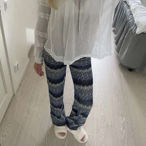 Missoni byxor  - Helt stört snygga lågmidjade missonimönstrade byxor😍 älskar verkligen dessa men har ett par likadana så därför jag säljer❤️❤️ jag är 175
