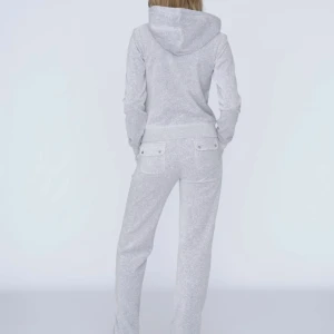 Juicy cotoure set - Säljer det gråa juicy setet. 🙌💕 Byxor: 900kr tröja: 900kr för bilder och frågor skriv💕💕 