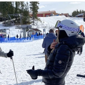 INTRESSEKOLL maya jacka - INTRESSEKOLL. Köpte min maya jacka för 2 år sedan, den är i toppskick förutom en söm på serieteckningen innanför jackan. Kvitto och prislappar tillkommer. Frågor skriv privat😊