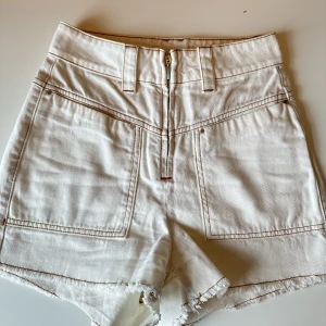 Jeansshorts BA&SH - vita jeansshorts från BA&SH. Strl 0 men skulle säga att dom är som en S.