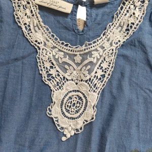 Blus - Blus från hm. Osäker på om fläckarna går bort, fint skick annars.