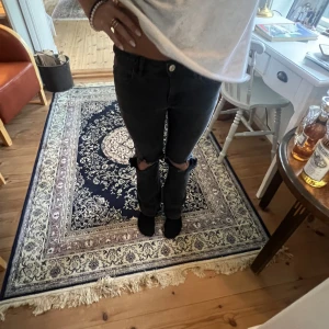 snygga jeans!! - säljer dessa snygga jeans som är snygga nu till hösten, säljs pga att dom tyvärr blivit för små