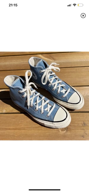 converse blåa - säljer dom här skorna dom är super bra skick har inte änvänt dom så mycket kom privat för fler frågor 