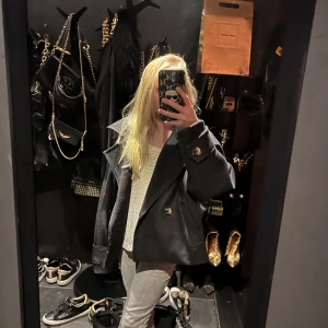 Svart kappa - Säljer min svarta missäy kappa pågrund av att den inte kommer till användning🫶