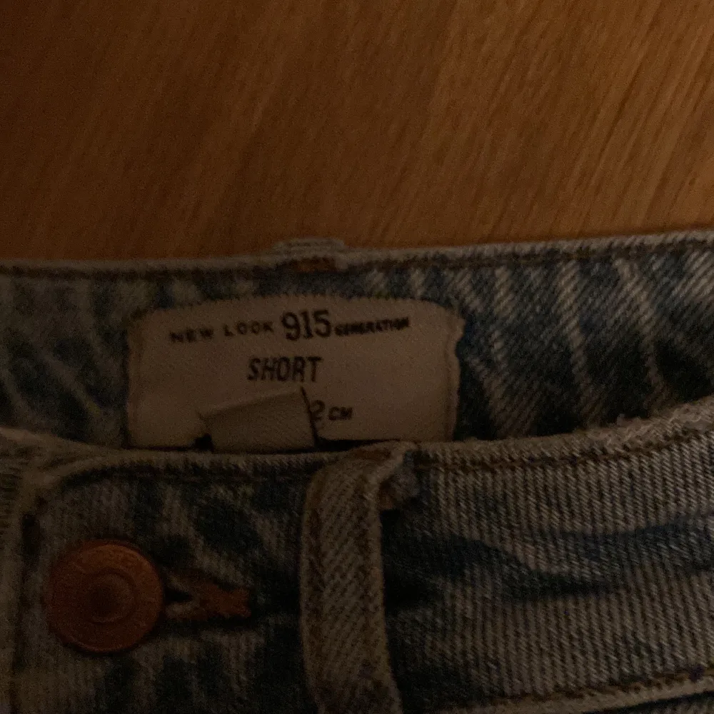 Ett par snygga jeansshorts från zalando, måttligt använda men bra skick! Strl 152🌸 köparen står för frakten. Shorts.