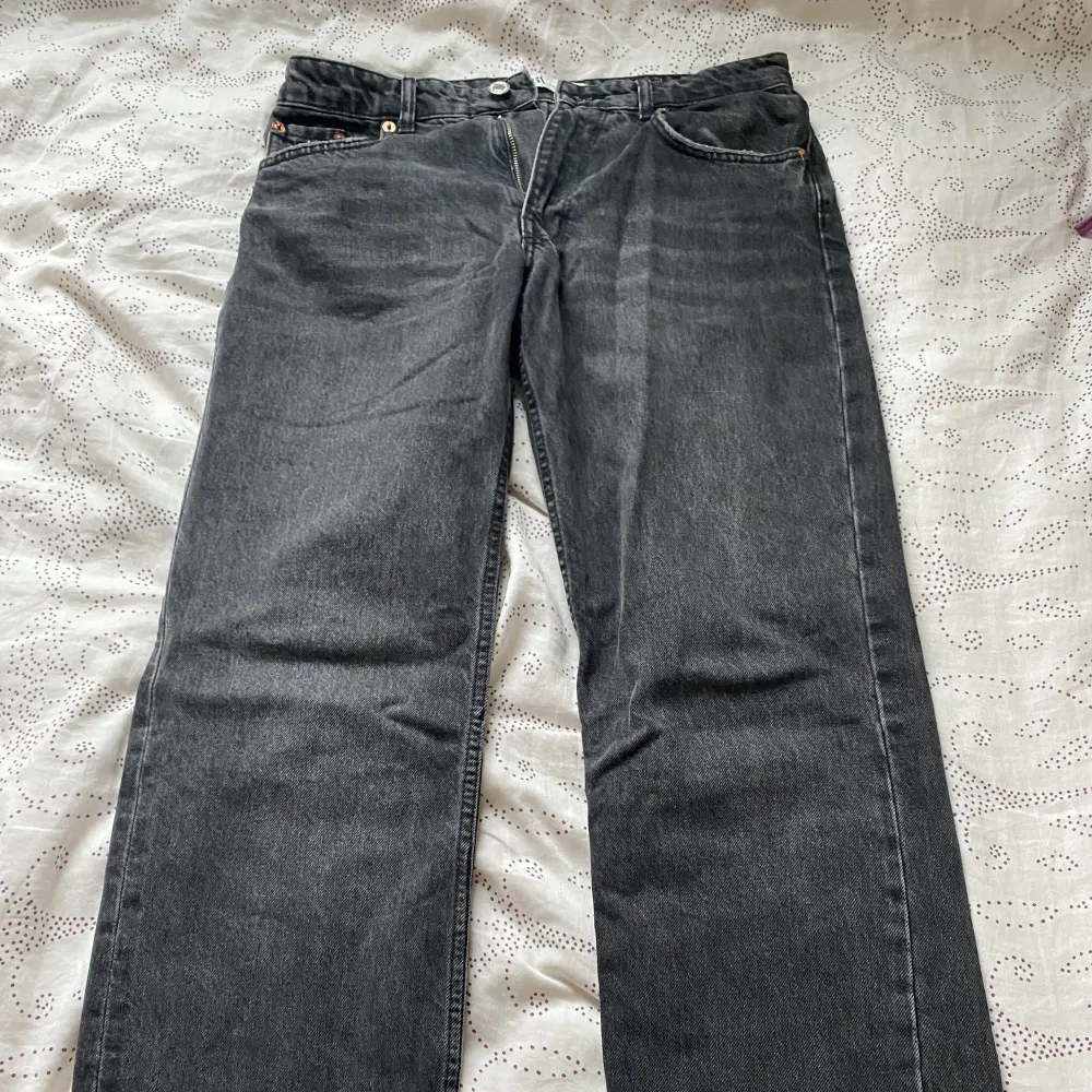 Snygga jeans som passar mig som är runt 180 perfekt. Kom privat för fler frågor om byxorna.. Jeans & Byxor.