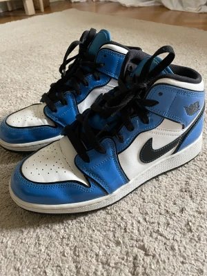 Nike Jordan 1 mid - Strl 38,5, mkt gott skick. Köpta på Merchsweden. Har inte kartongen kvar. Färg ”signal blue” Nypris ca 3500 kr.