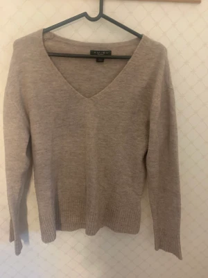 En Beige stickad tröja  - Hej nu säljer jag en beige  stickad tröja. Materialet är väldigt mjukt, köpt på New yoker för 279kr men mitt pris är 80kr+ frakten som ligger på 26-59kr  Hör av er vid intresse 